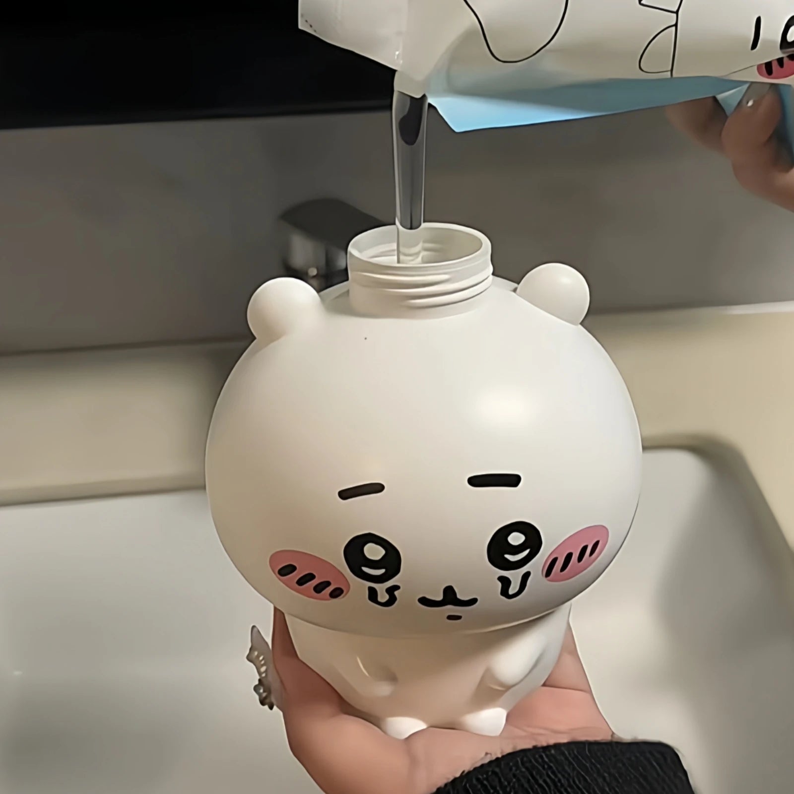 Chiikawa Bath Bottle 500Ml Cartoon Soap Liquid Distribution Bottle Kawaii Reusable High-Capacity Cute Bathroom Supplies